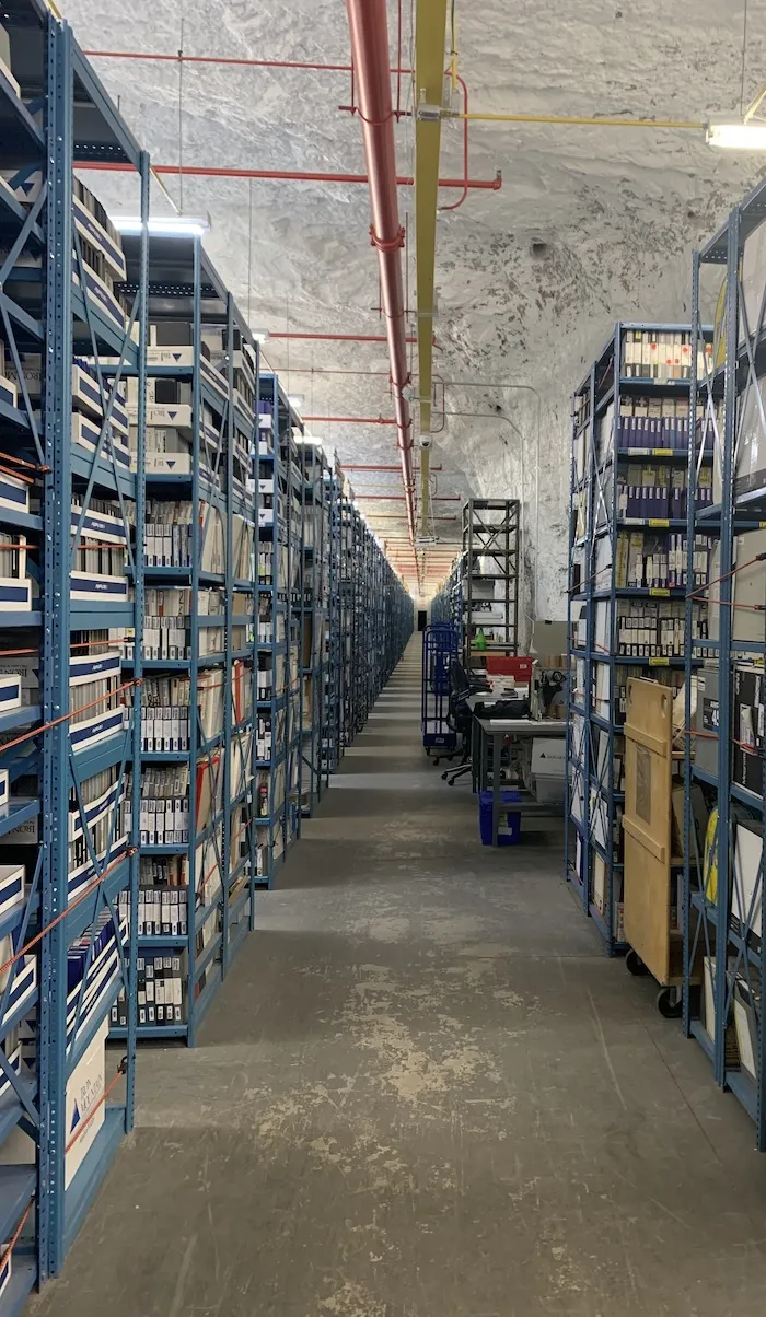 在賓州博伊爾斯，鐵山公司安全、氣候控制的地下設施中，媒體資產的儲架延伸至視線所及之處。照片來源：鐵山公司