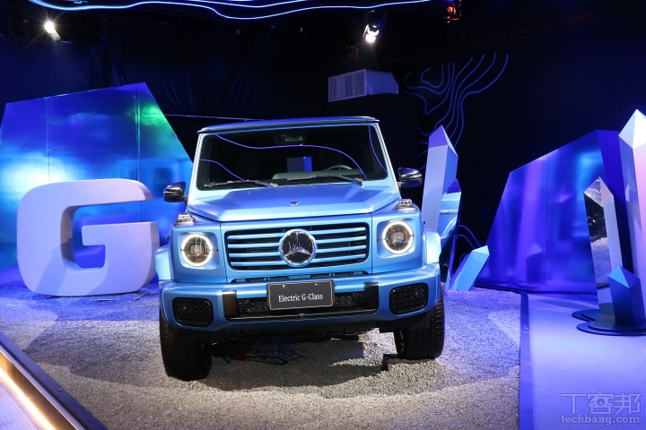現場以傳承 G-Class 強悍血統的全新純電 G 580 展示每一輛 Mercedes-Benz 除了給予最先進科技與宛如收藏品的細緻工藝，還會進行一系列「不可能的任務」。這些車款將行駛在攝氏負 40°C 的極地到正 60°C 的炙熱沙漠，儘管如此，Mercedes-Benz 的工程師還創造了比大自然環境更嚴苛的測試中心，透過通過 1,648 個噴水孔，模擬從細雨到暴雨的各種情況，才放心地將車輛公諸於世。