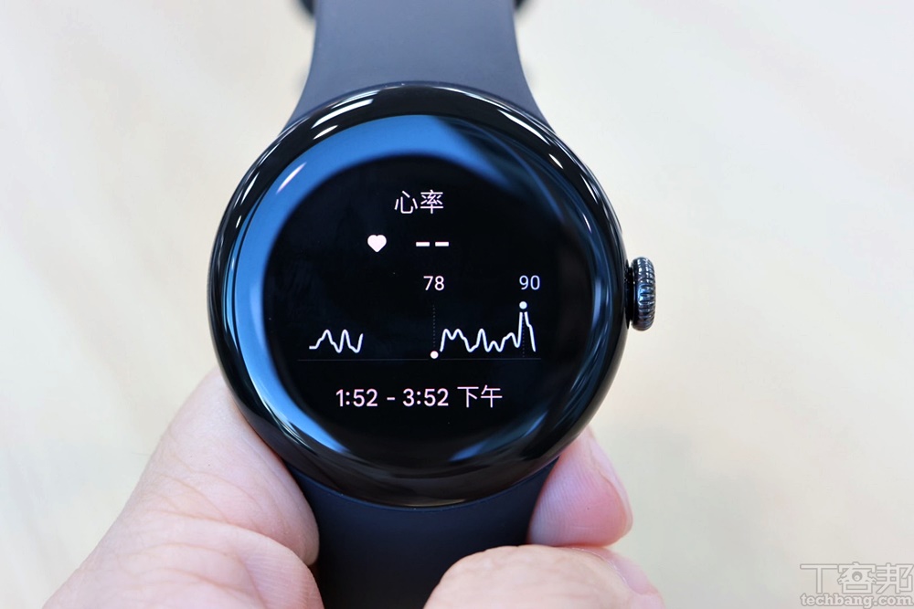 手錶上也可以即時查看心率變化，不過要看數字細節還是從手機 App 上比較完整。