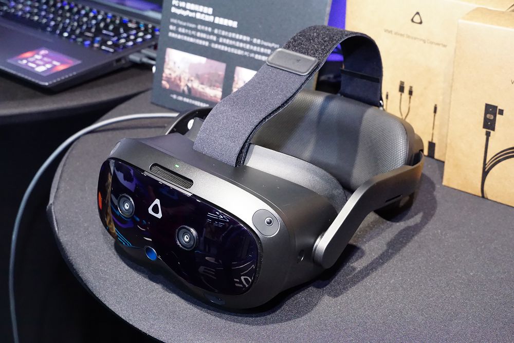 HTC 全新 XR一體機 VIVE Focus Vision 現場看，搭載彩色透視鏡頭，內建眼球追蹤自動對焦，售價 34,900 元