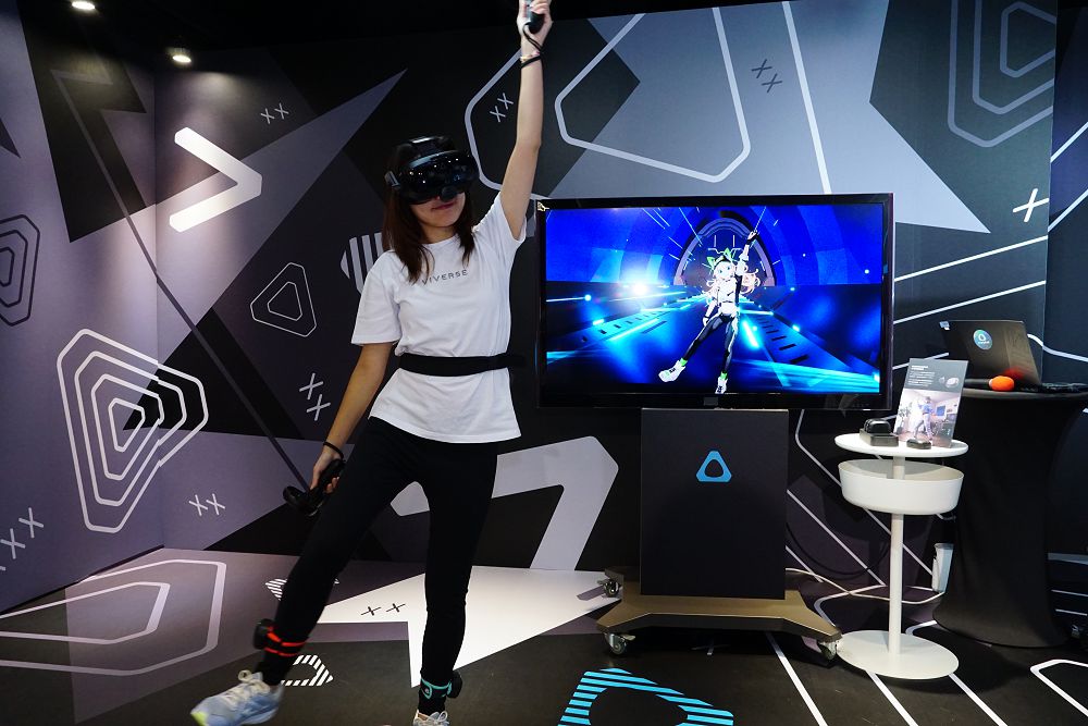 VIVE Focus Vision 也能夠支援既有的自定位追蹤器，為創作者帶來更多便利性。
