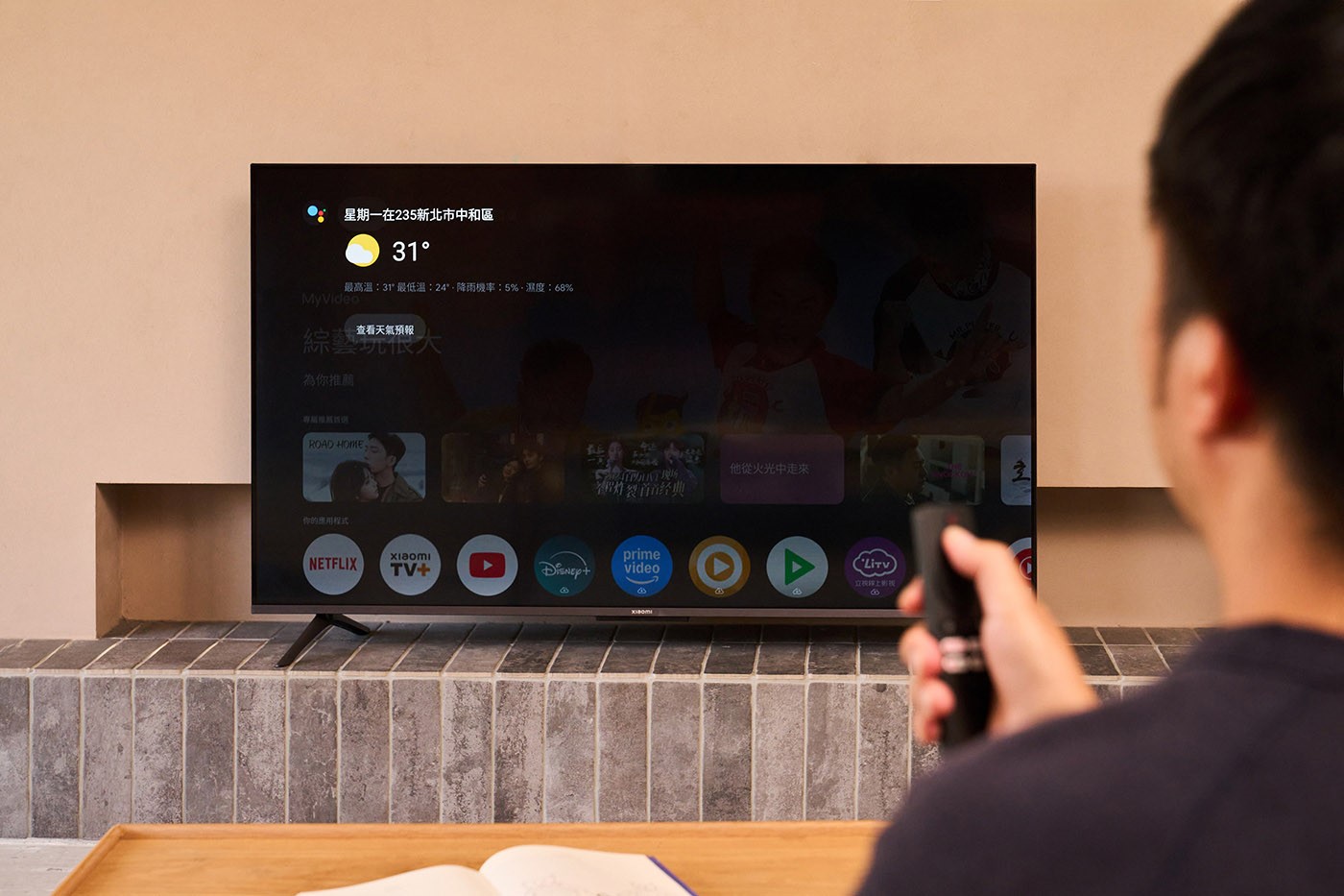 搭載原生 Google TV 作業系統的另一大好處，就是能用更直覺的方式操作各種電視智慧功能，比方說利用 Hey Google 語音功能，就能以更省時省力的方式搜尋到想要的內容。