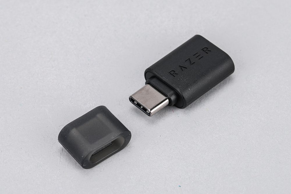 無線接收器隨附的 2.4GHz 接收器，採用 USB Type-C 介面，也適用於行動裝置。