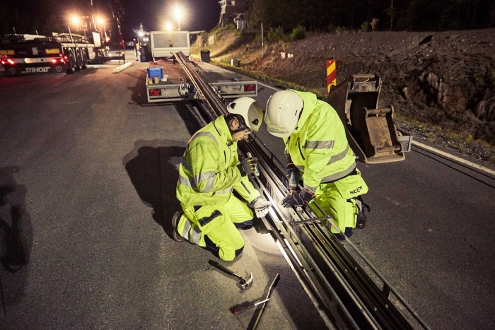 新的無線充電道路需要耗費大量成本以及建造時間，且無線充電效率不高也是問題。