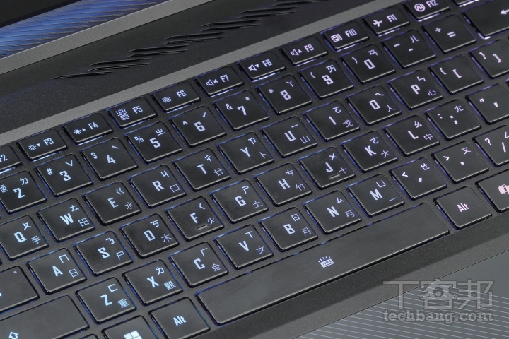 三區 RGB 背光鍵盤全區防鬼鍵技術、單點巨集等特色，鍵程為 1.7mm。
