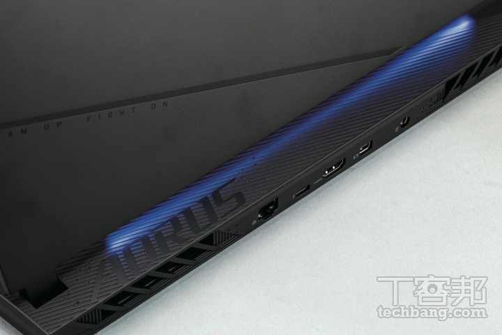 RGB 炫光燈效螢幕下方具備氣氛燈條， 並可透過 RGB Fusion 軟體來改變顏色。
