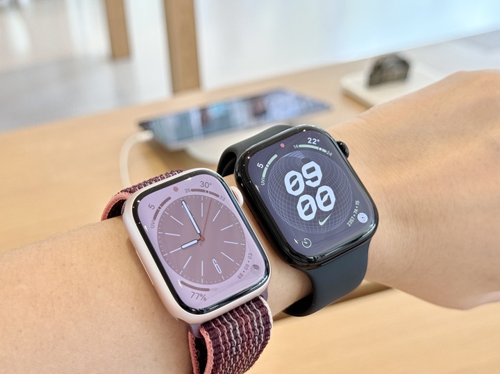 雖然 Apple Watch Series 10 的 46mm 尺寸較 Apple Watch Series 9 的 45mm 大，但戴在手上的差異不算大。以佩戴的舒適度來說，變薄的 Apple Watch Series 10 較 Apple Watch Series 9 更好戴。