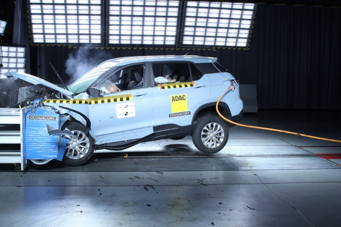 Chevrolet Groove 正面撞擊結構相當不穩定，對於駕駛的胸部、大腿與腿等處幾乎沒有任何保護力。