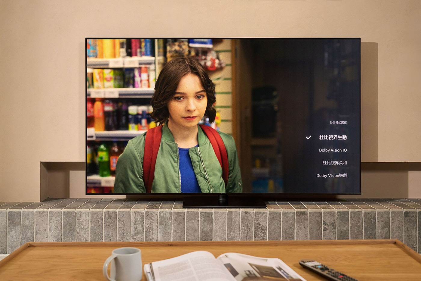 當發現影片為 Dolby Vision 時，影像模式的選擇就會以 Dolby Vision 為主，包括杜比視界生動、Dolby Vision IQ、杜比視界柔和以及 Dolby Vision 遊戲，其中 Dolby Vision IQ 會依據電視所在環境的光線狀態，自動偵測並調整亮度與色溫，搭配 TV-75W95AGT 內建的 AI 環境亮度感知技術，能完整重現導演的原始創作意圖及欲傳達給觀眾的影像效果。