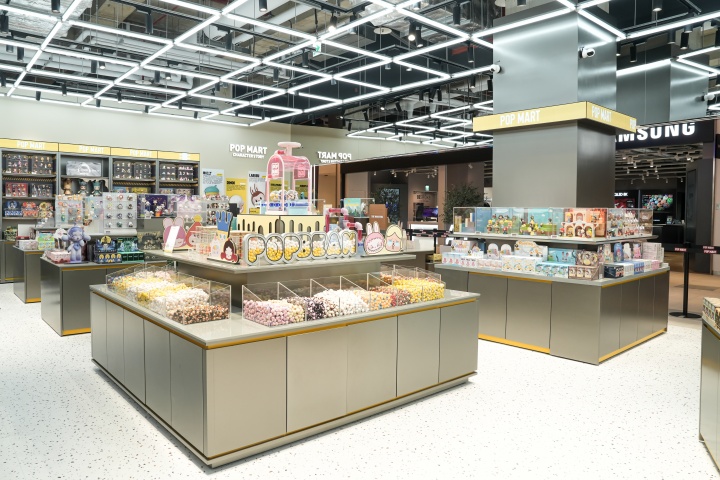 POP MART 進駐林口三井 OUTLET 二館！限量 300 支 LiLiOS 鯉鯉雕像、LiLiOS 是非遊戲開賣