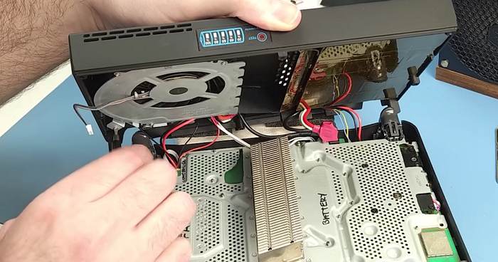 高手魔改PlayStation 4成掌機，把DualShock 4手把拆解整合為一體最具挑戰