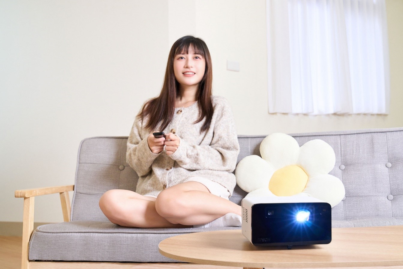 Epson EF-21、EF-22 解放視角，1 秒快速智慧校正、隨處皆可投出超大畫面的 3LCD 行動娛樂投影機！