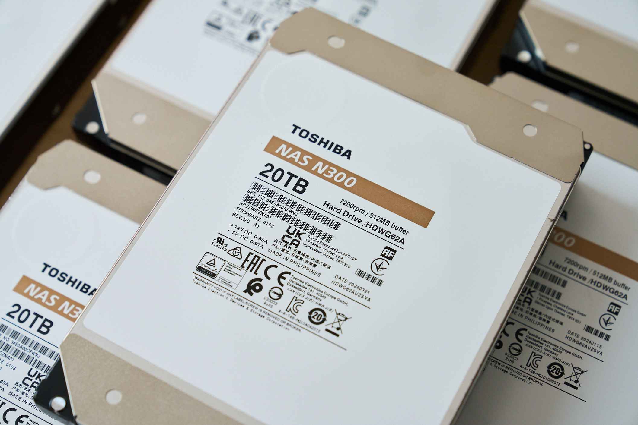 Toshiba N300 系列在外型設計與先前的相同，正面中間搭配了產品標籤，產品名稱延續外盒的金棕色調，更顯突出，標籤上可以看到完整的產品型號與序號…等資訊。