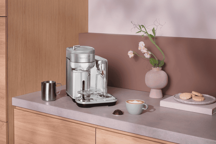 Nespresso 推出全新 Vertuo Creatista 咖啡大師拉花頂級旗艦機，11/14 前購機再折五千