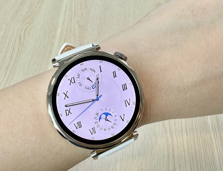 HUAWEI Watch GT 5 珍珠白搭配「永恆時刻」錶面，讓智慧手錶變得跟一般手錶的風格一樣，完全沒有突兀感。