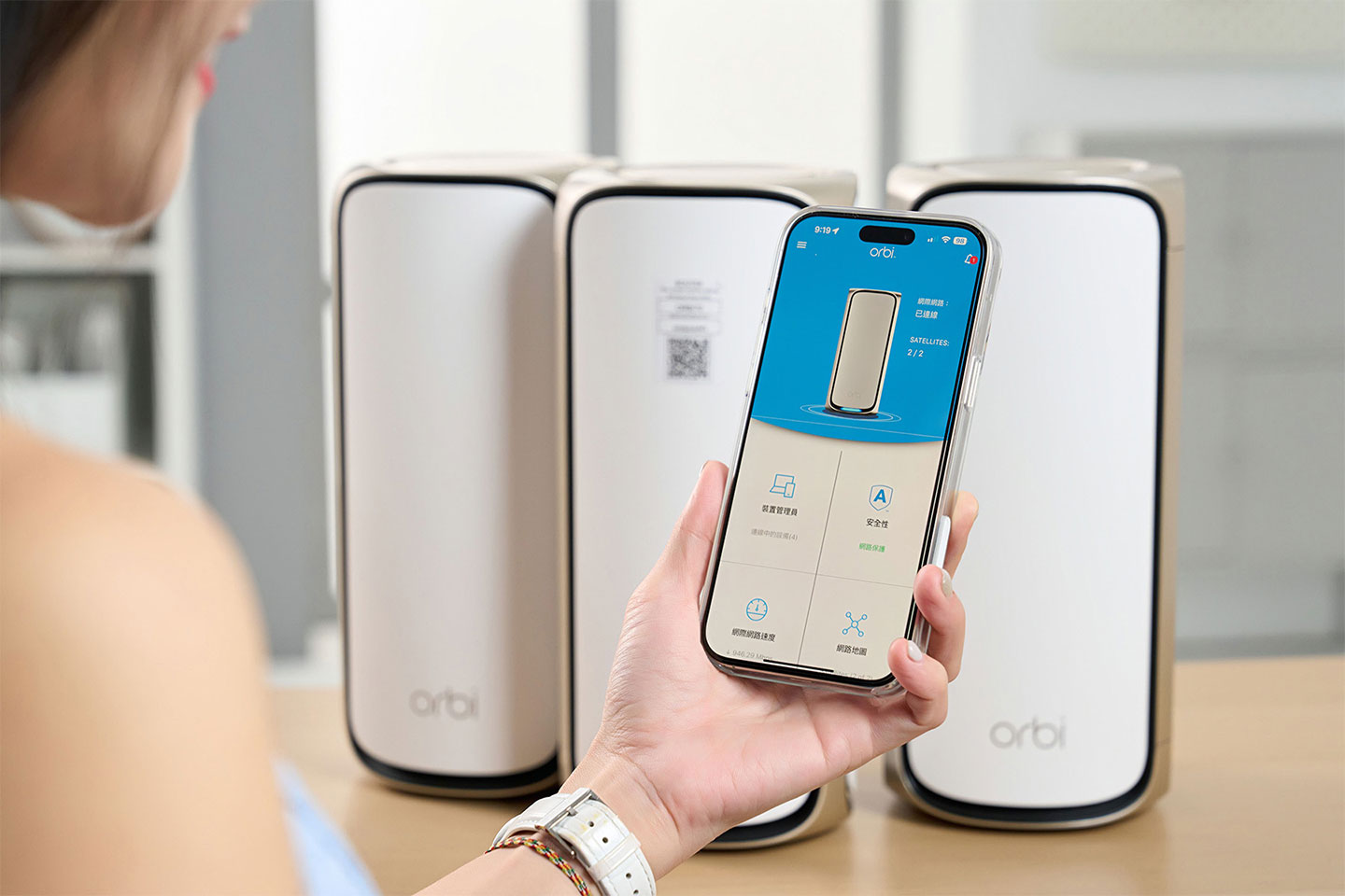 透過手機端的 Netgear Orbi App 即可完成 Netgear Orbi RBE973S 的安裝與設定。 ▲ 在 Netgear Orbi App 中提供了完整的安裝指引，操作難度並不高。 ▲ 首先，我們可以進行 Netgear Orbi RBE973S 的主路由設定，透過機身上的 QRCode（或是底座上的）掃描進可連結至設備，這時 Netgear Orbi APP 也會提供我們確認設備上的燈號呈現亮白色，才能進行下一步的設定。 ▲ 接下來依據手機上的指示，連結到預設的 SSID。 ▲ 連結完成後，即可依序設定網路的 SSID 與管理員密碼。