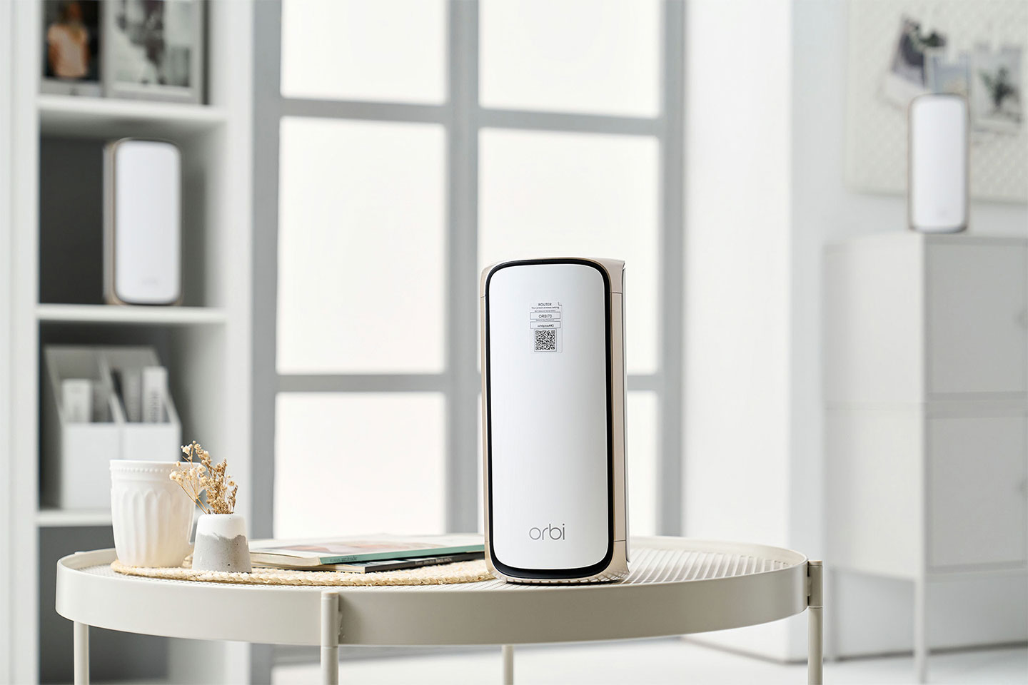 擁有完整 Wi-Fi 7 技術的 Netgear Orbi RBE973S BE27000 四頻 Wi-Fi 7 Mesh 延伸系統無論規格與實際效能表現都是目前市面上的數一數二。 ▲ Netgear Orbi RBE973S 雖然是無天線設計，但內置的 360 度環繞整個機身，也讓訊號涵蓋的效果極佳。