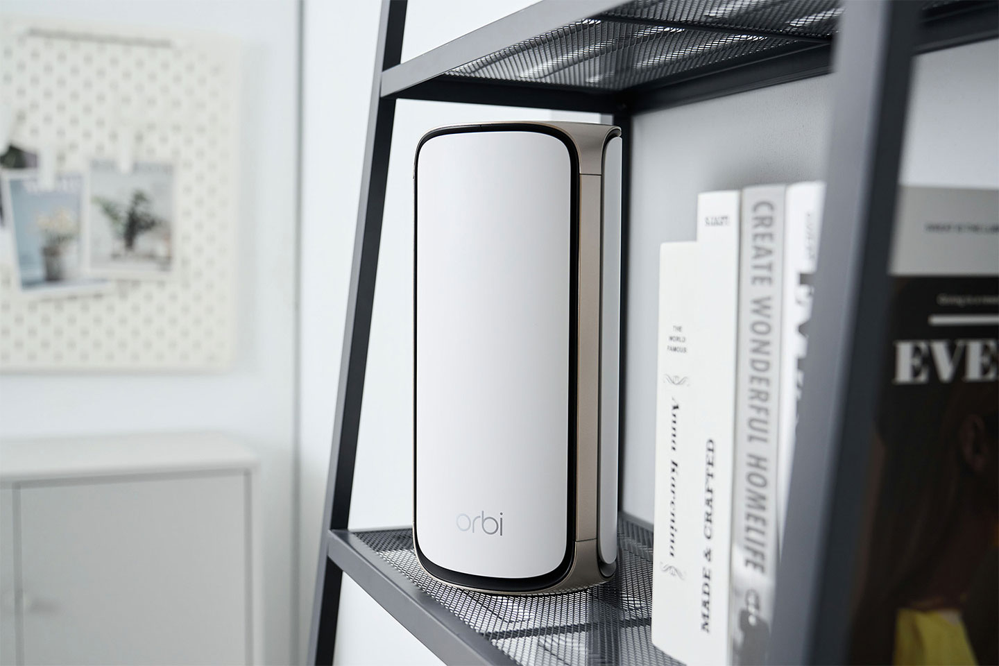 Netgear Orbi RBE973S 雖然是無天線設計，但內置的 360 度環繞整個機身，也讓訊號涵蓋的效果極佳。