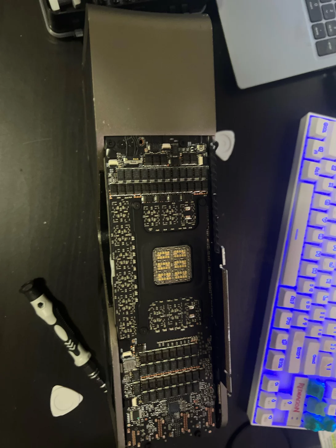 網友在垃圾堆裡找到「哥吉拉級」顯卡，竟是NVIDIA 未推出的GeForce RTX 4090 Ti