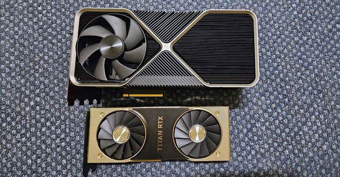 NVIDIA GeForce RTX 4090 Ti 與 老一代TITAN RTX 顯卡相比顯得無比巨大