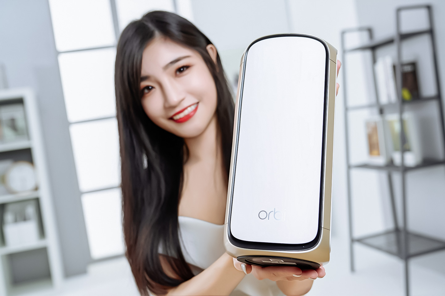 Netgear Orbi RBE973S 的單機體積不小，重量也有一定的份量。