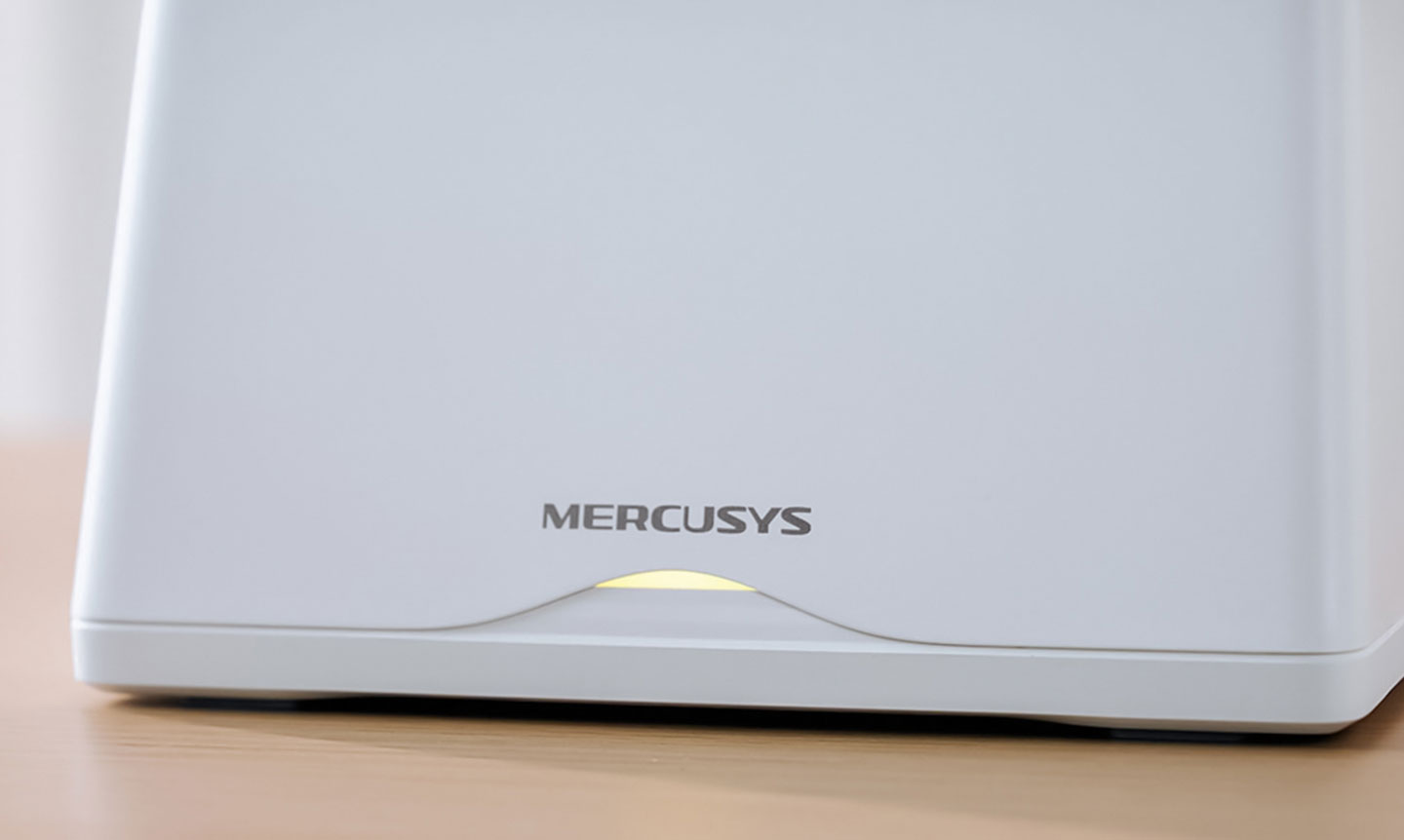 機身正面可以看到水星網路 MERCUSYS 的 LOGO 與指示燈號，在開機進入可設定狀態為藍燈閃爍，正常運行時為白燈恆亮，若發生連線問題則會顯示紅燈。