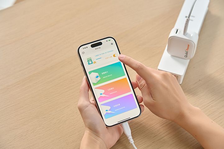 Qubii Power 超能備份也支援記憶卡鎖定功能，以強化隱私安全，相較於雲端儲存更令人安心。