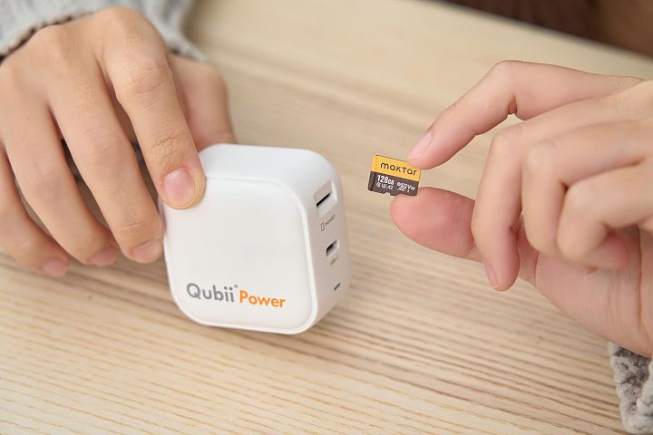 Qubii Power 超能備份的側邊有 micro SD 讀卡機及 USB Type-C 埠，只要將 micro SD 置入就可使用，且最大支援至 2TB 容量。