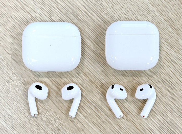 雖然 AirPods 4（右）的充電盒及耳機，是採用 AirPods 3（左）相同的結構及無耳塞的開放式設計，但充電盒尺寸更小，耳機也略小一些。