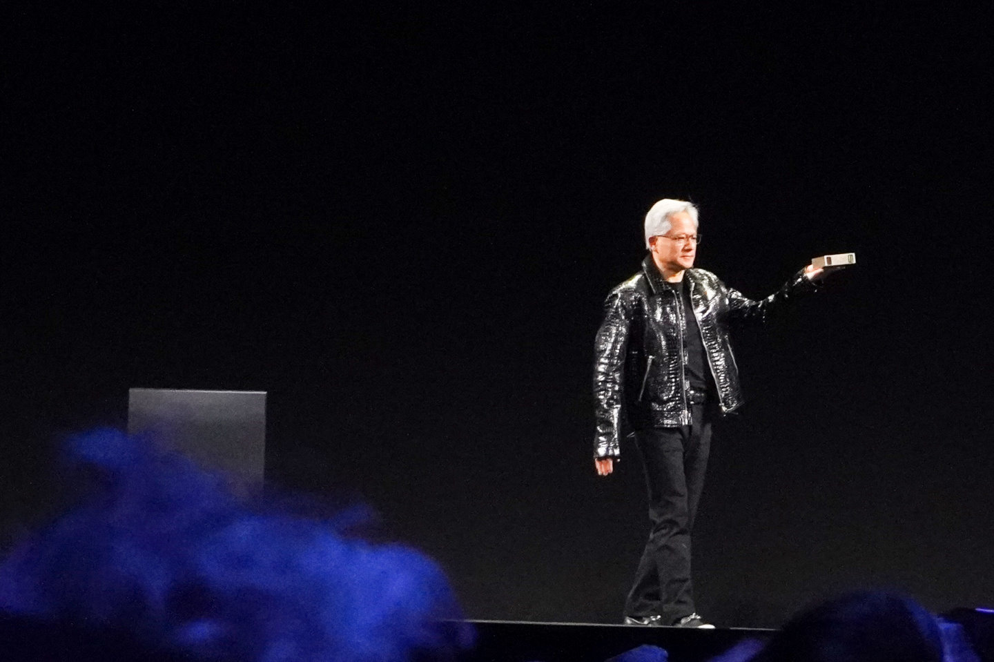 NVIDIA創辦人暨執行長黃仁勳在CES25主題演說中發表Project DIGITS。