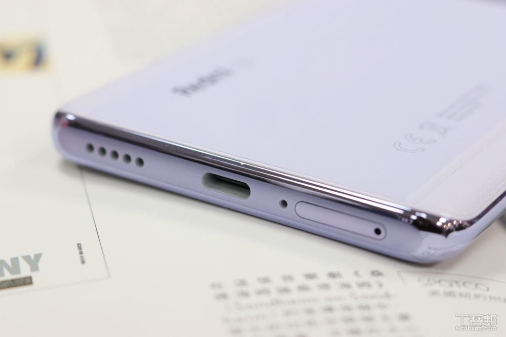 底部有揚聲器、USB-C 連接埠、麥克風和 SIM 卡槽。