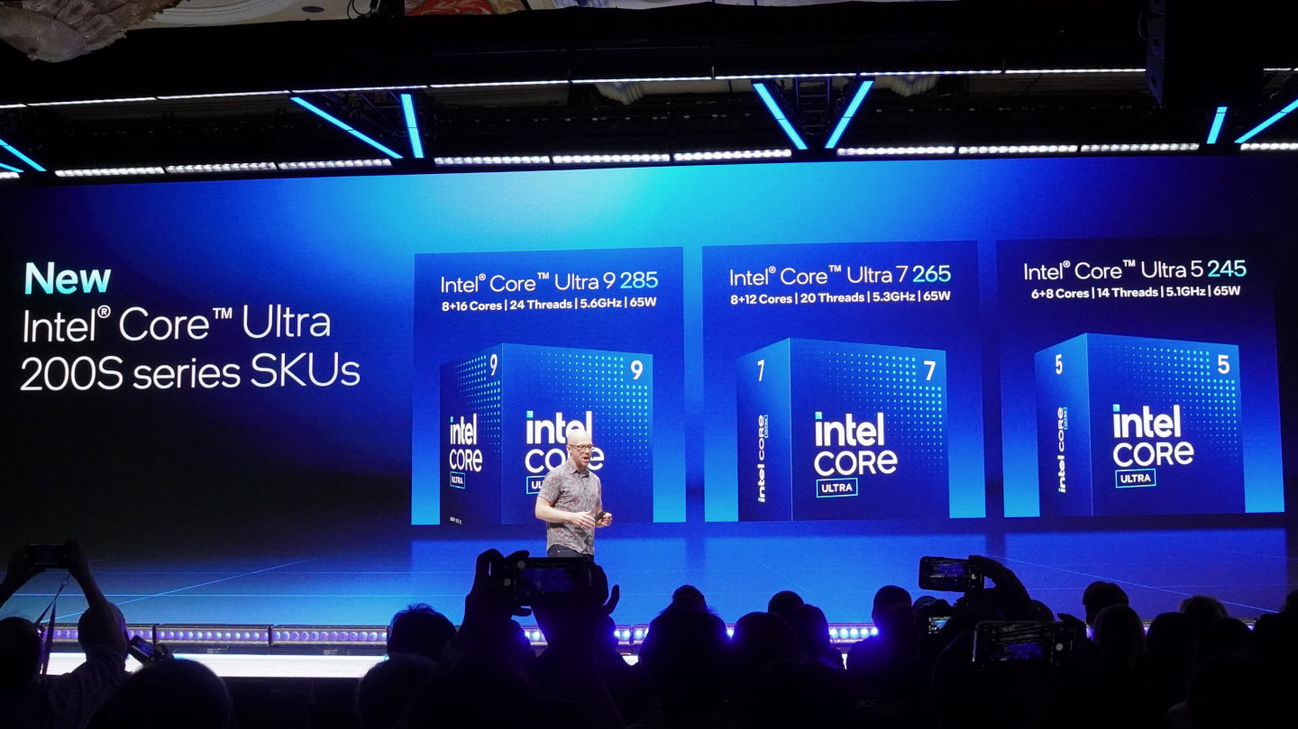 Robert Hallock在CES 25的主題演說中介紹「非K版」Core Ultra 200處理器。