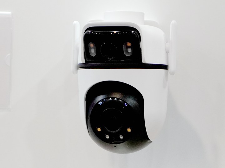 Tapo C545D 是一款戶外型雙鏡頭安全 Wi-Fi 攝影機，包括一顆固定鏡頭和一顆旋轉鏡頭。固定鏡頭負責以廣角捕捉整體環境，讓使用者輕鬆掌握周邊情況；旋轉鏡頭則專注於細節，透過無失真的方式提供清晰影像。當固定鏡頭偵測到人物時，旋轉鏡頭會無縫追蹤其移動，確保目標不會脫離視野。