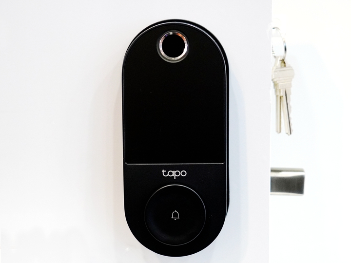 Tapo DL110 智慧 Wi-Fi 門鎖，提供多達六種安全解鎖方式，包括使用 Tapo App、指紋辨識、藍牙連接、數位鍵盤、智慧型助理及附帶的備用鑰匙。特別的是，這款門鎖配備先進的指紋辨識技術，能在數秒內快速辨識並解鎖，並且可儲存最多 100 個指紋，方便家庭成員或住戶使用。也支援 Alexa、Google Home 和 Samsung SmartThings 等智慧家庭平台，實現語音控制功能。