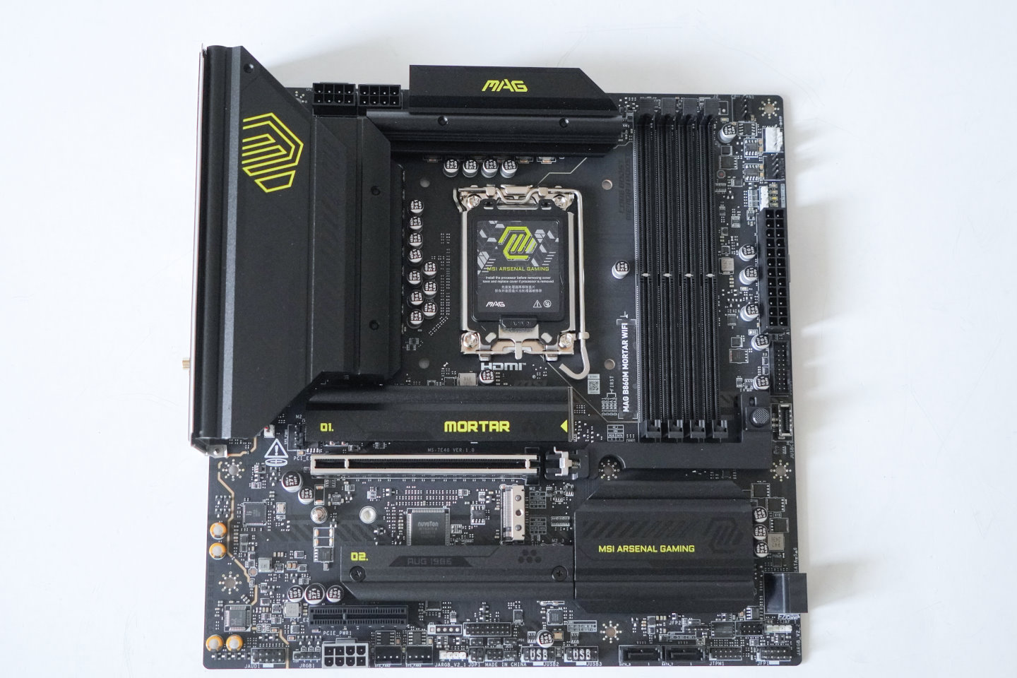 MAG B860M MORTAR WIFI的尺寸為Micro ATX,採用12+1+1+1像相數電源搭配大尺寸VRM區散熱片,左下方則有備供應顯示卡的PCIe額外電源的PCIe 8Pin電源端子,有助於高顯示卡的穩定性。
