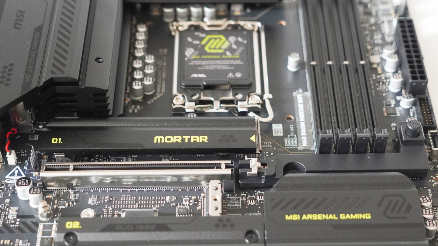 MAG B860M MORTAR WIFI提供3條M.2插槽,圖中第1條插槽直通處理器、支援PCIe Gen 5x4匯流排,並搭載免工具拆裝的散熱片與M.2卡扣。其餘2組透過晶片組、支援PCIe Gen 4x4匯流排。
