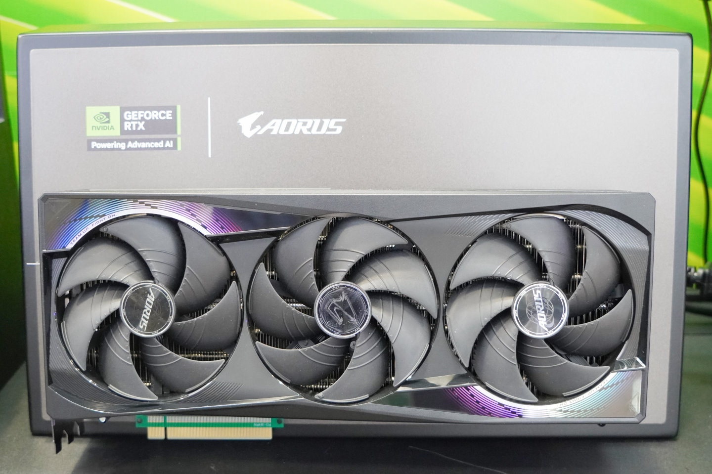 回到位於拉斯維加斯會展中心的攤位，先看看AORUS GeForce RTX 5090 MASTER 32G，它採用3風扇風冷設計。
