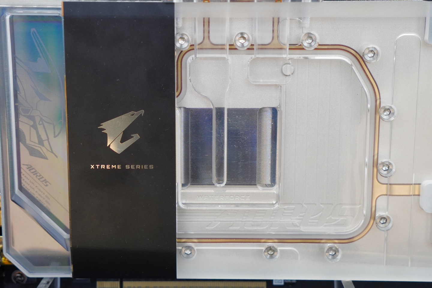 從透明的面板可以看到，散熱水將沿著管道流經繪圖處理器（GPU）與各部零件之位置。