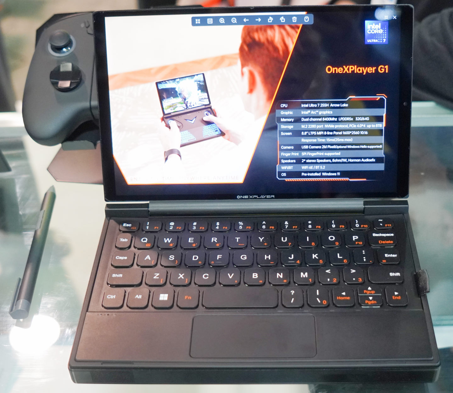G1搭載8.8吋、2560 x 1600解析度之螢幕，乍看之下與一般筆記型電腦沒有太大的區別。