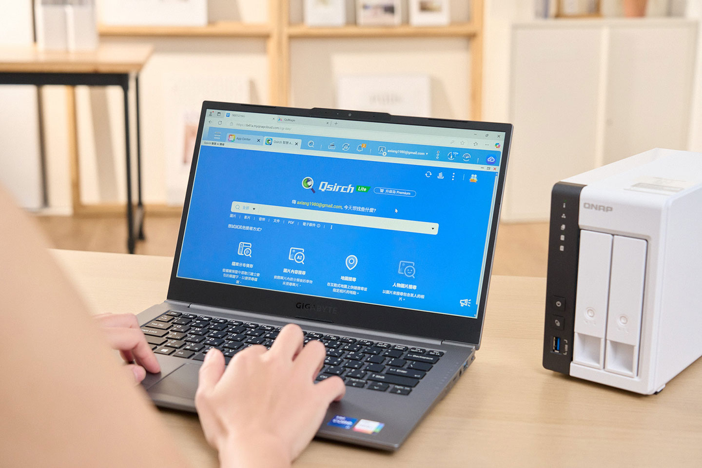 Qsirch 是 QNAP NAS 中「Google 搜尋引擎」一般的存在，讓我們可以用關鍵字來查找檔案。
