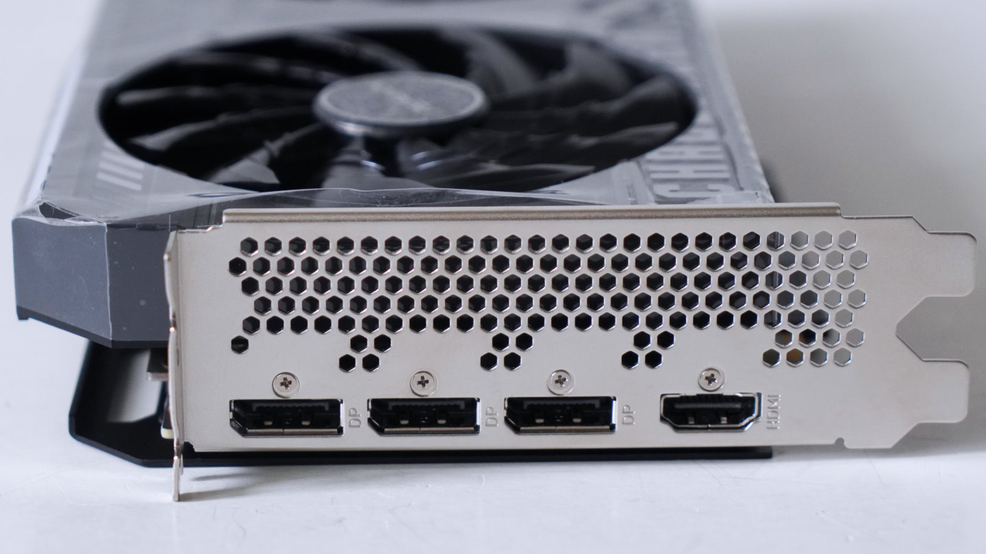 提供3組DisplayPort 2.1與1組HDMI 2.1影音輸出端子。