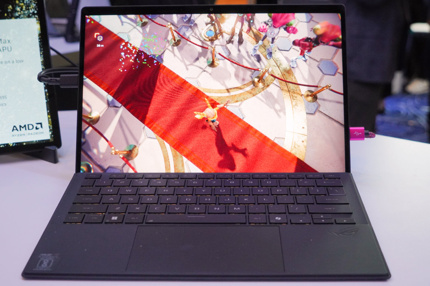 Asus ROG Flow Z13是款搭載Ryzen AI Max+ 395處理器的變形平板電腦。