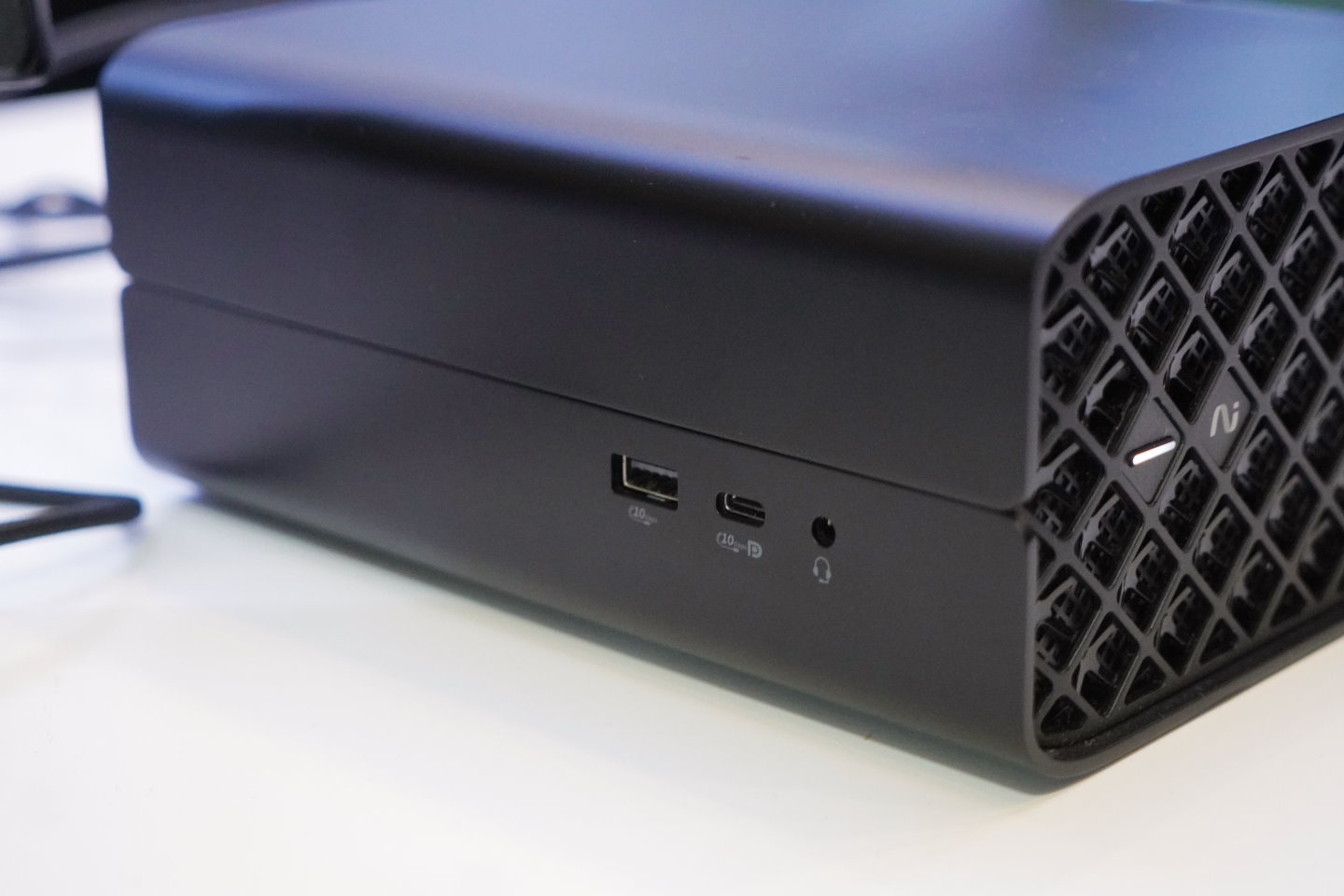 由於Z2 Mini G1a可以直立擺放，所以前置I/O端子位於平放時的左側。提供USB 3.2 Gen 2、USB 3.2 Gen 2 Type-C（支援DisplayPort影音輸出）、耳機麥克風複合端子