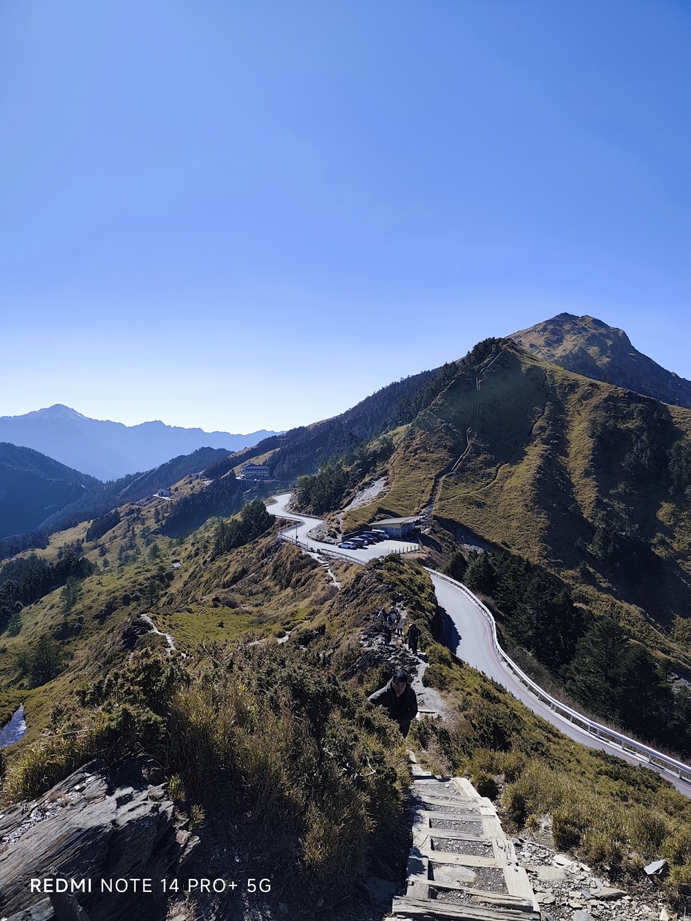 沿著登山步道走，往回拍松雪樓方向公路。