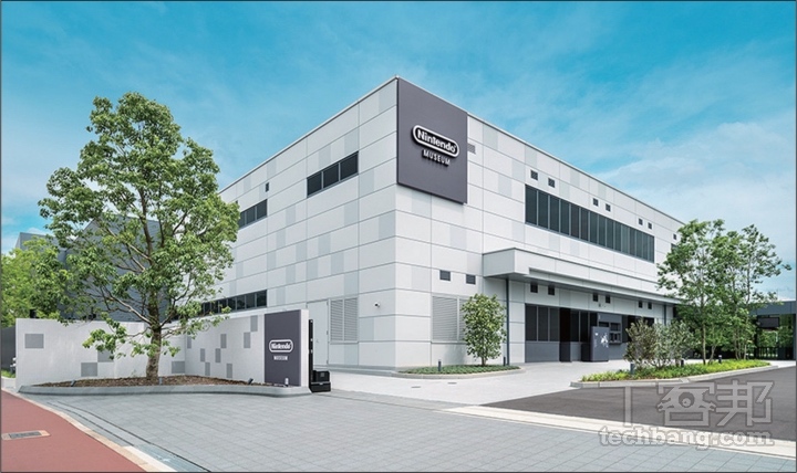 由於是工廠改裝而來，所以博物館建築外觀比較方正，但園區內仍布置有許多任天堂的小巧思。