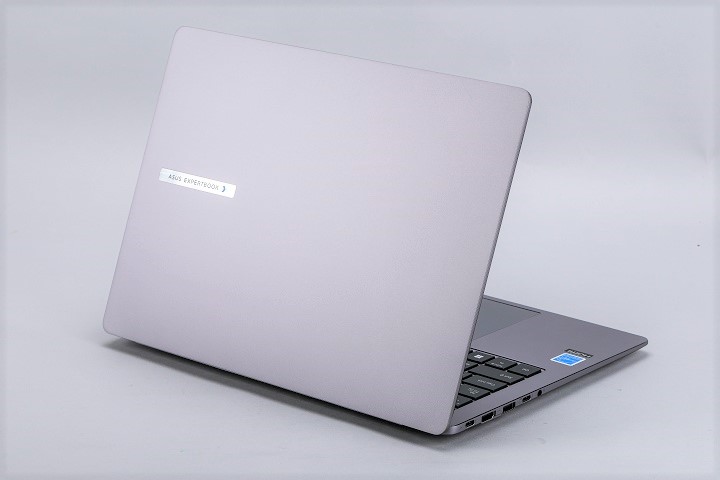 ASUS ExpertBook P5（P5405）採用全機鋁合金打造，機身厚度為 16.2mm，重量 1.29 公斤，且抗指紋效果相當不錯。