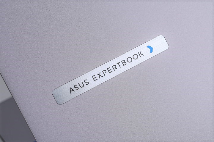 在 ASUS ExpertBook P5（P5405）迷霧灰色的機身上，有著顯眼的「ASUS ExpertBook」標誌。