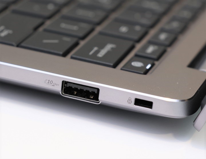 機身右側有 USB 3.2 Type-A 及筆電鎖。