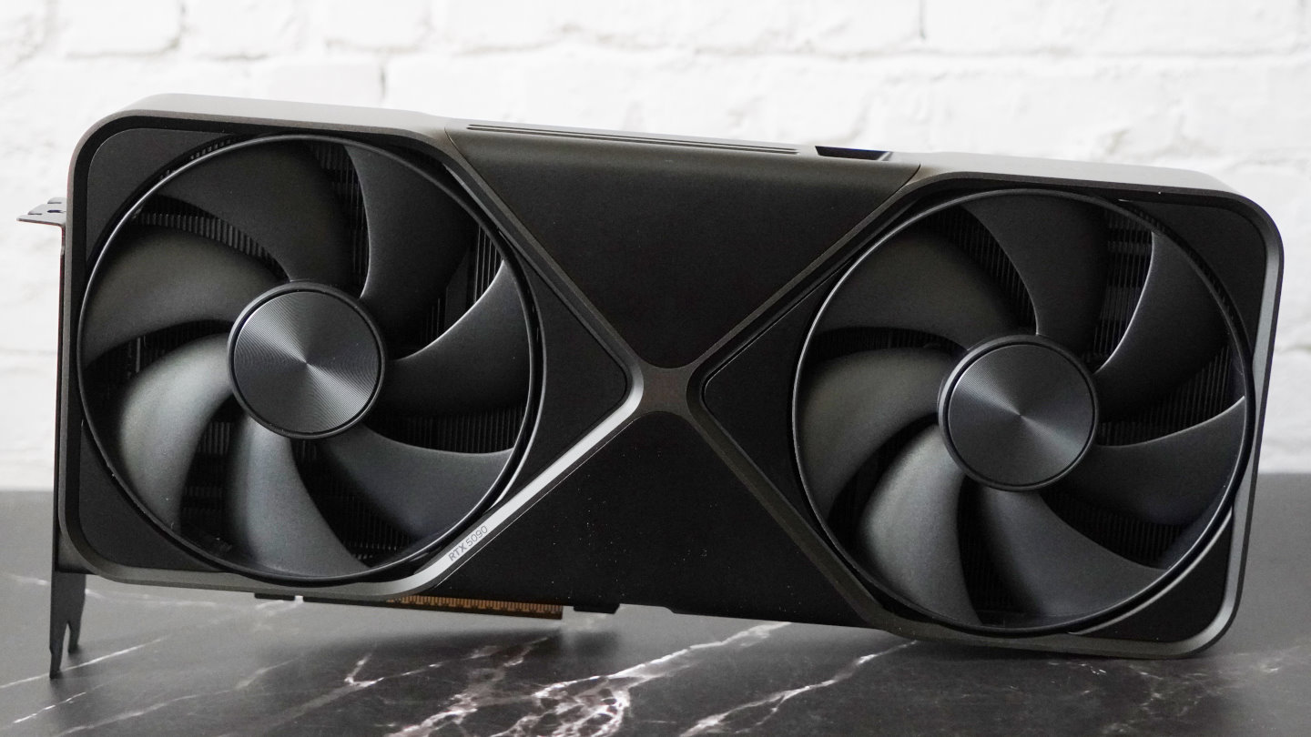 GeForce RTX 5090 Founders Edition之正面搭載2顆風扇，與先前正面、背面各1顆的設計不同。