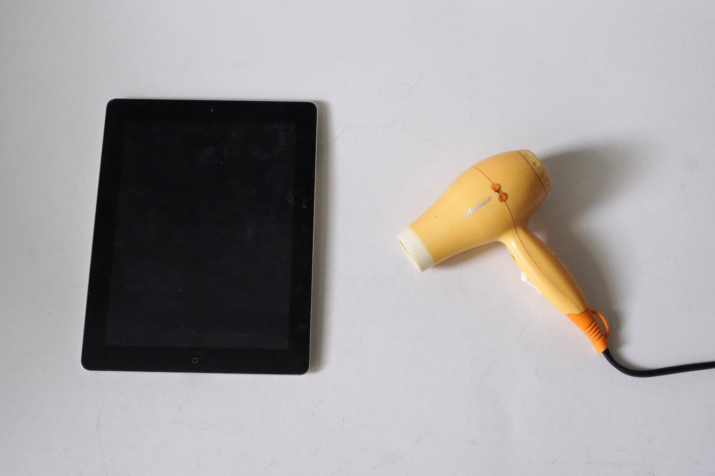 首先使用吹風機將iPad 2正面螢幕四周的邊框加熱約3分鐘，讓雙面膠軟。